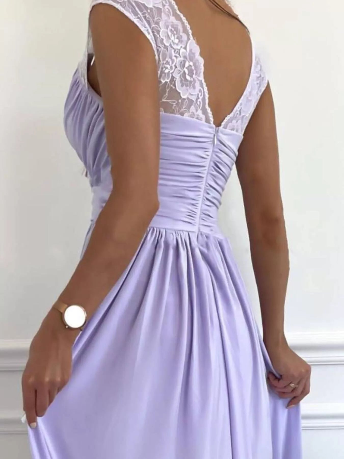 Maxikleid mit hohem Schlitz und Spitzendetail