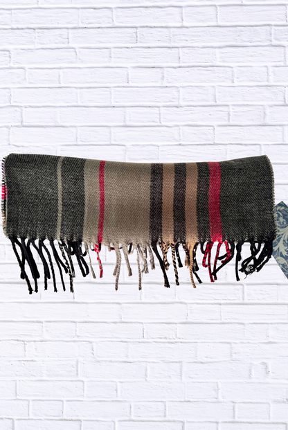 Chic Plaid Scarf – Cozy, Trendy, and Timeless Style