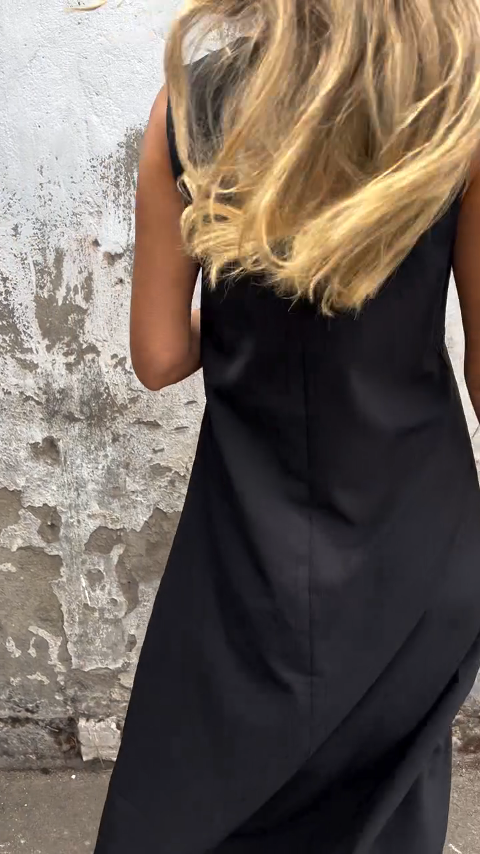 Robe unie à col carré irrégulier