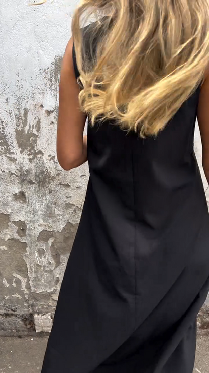 Robe unie à col carré irrégulier