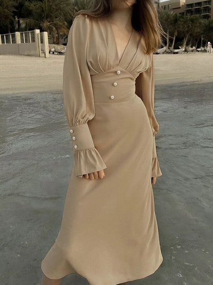 Schlankes, sexy Kleid mit V-Ausschnitt