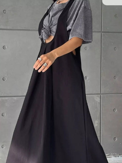 Plissiertes Latzkleid mit Taschen