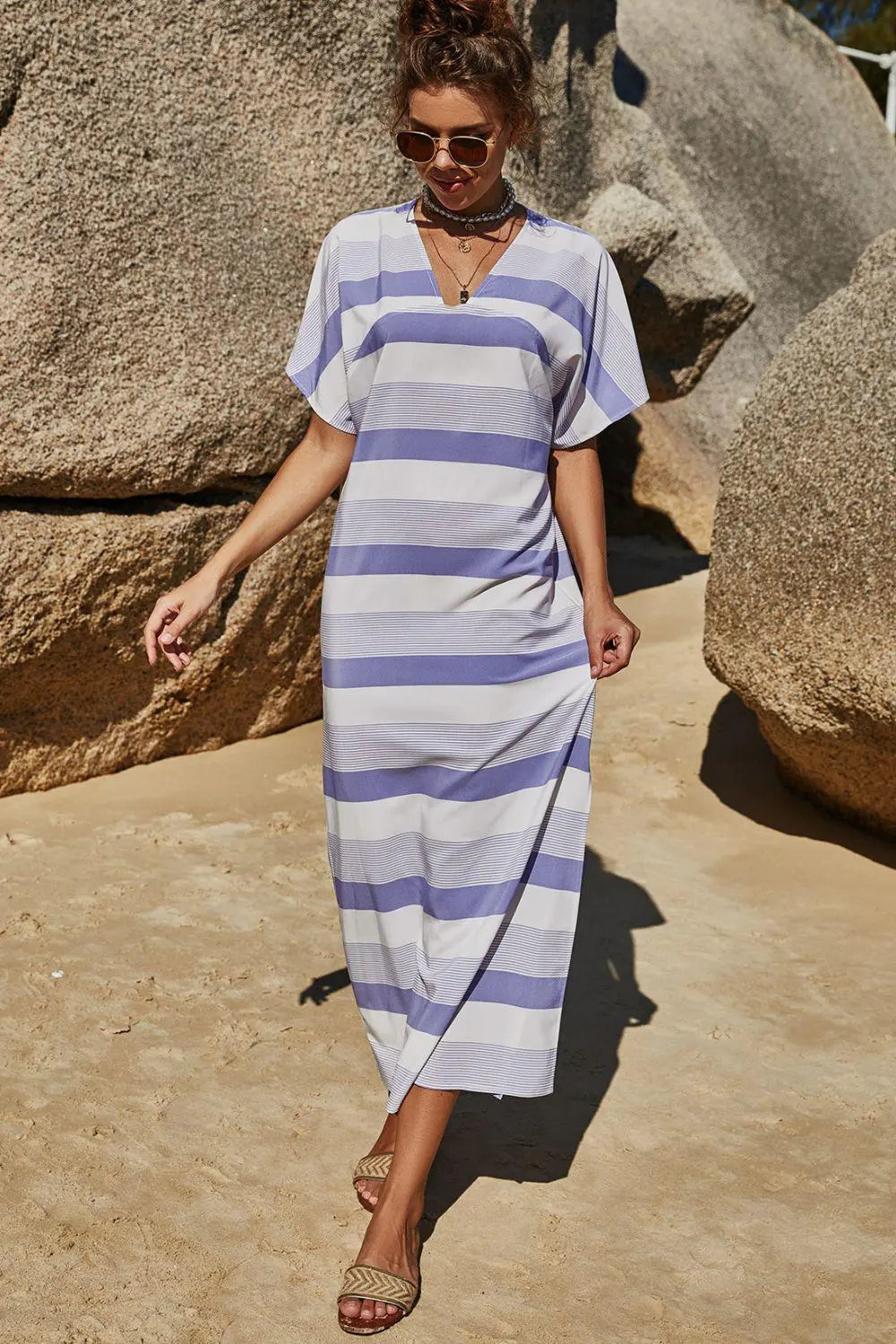 Blue Zone Planet | Gestreiftes V-Ausschnitt T-Shirt-Kleid mit Seitenschlitz