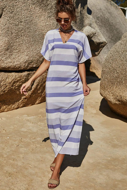 Blue Zone Planet | Gestreiftes V-Ausschnitt T-Shirt-Kleid mit Seitenschlitz