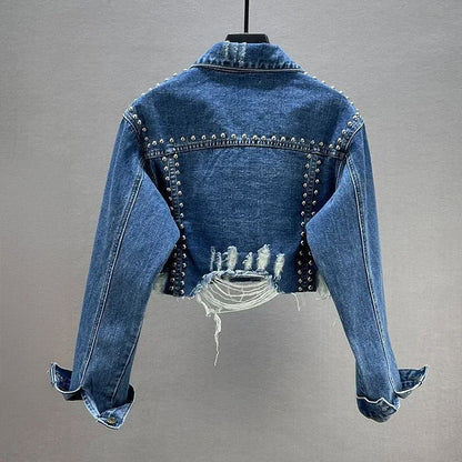 Sofia Amoretti veste en jean cloutée