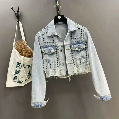 Sofia Amoretti veste en jean cloutée