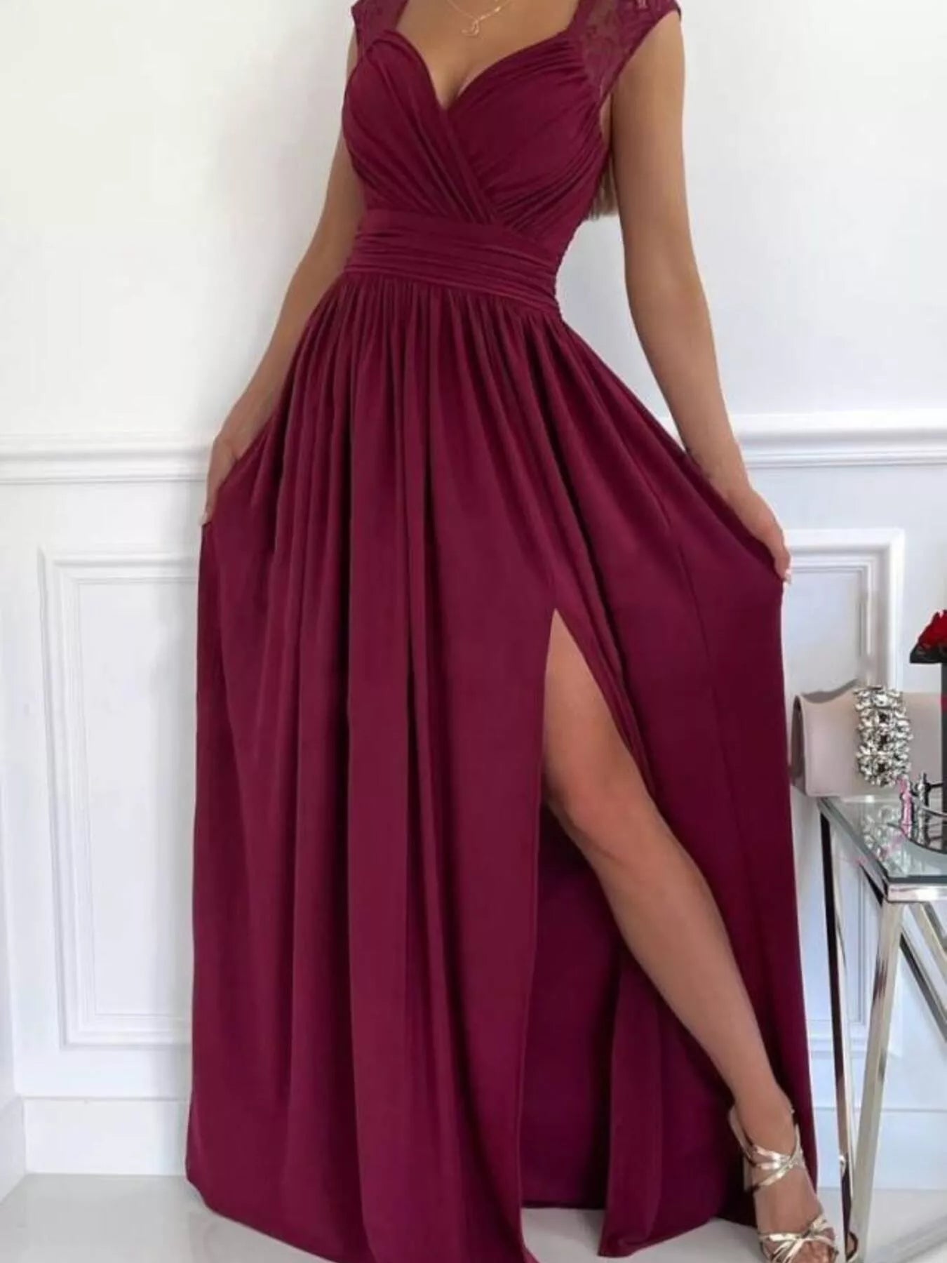 Maxikleid mit hohem Schlitz und Spitzendetail