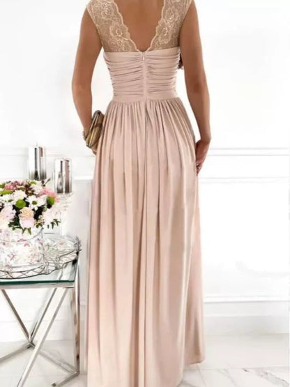 Maxikleid mit hohem Schlitz und Spitzendetail
