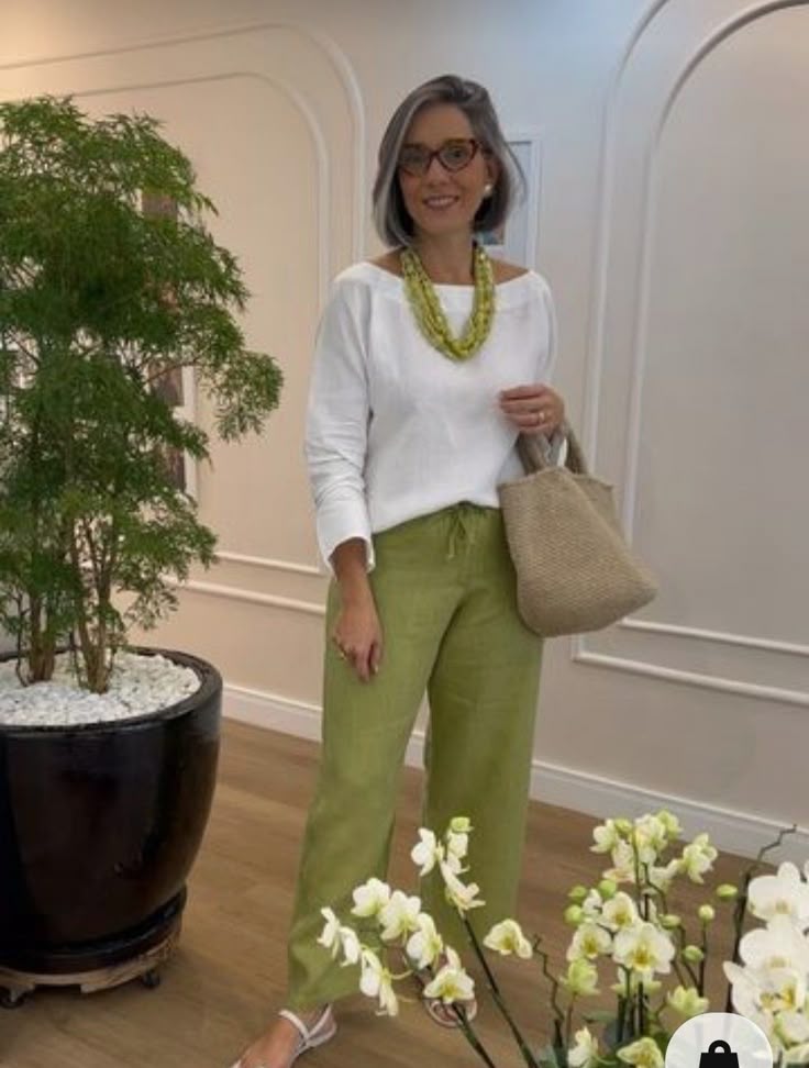 Haut blanc à manches longues et col rond + pantalon vert ample et décontracté