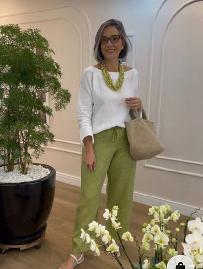 Haut blanc à manches longues et col rond + pantalon vert ample et décontracté
