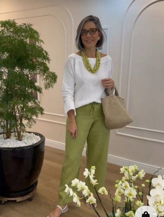 Weißes Langarmoberteil mit Rundhalsausschnitt + grüne weite Freizeithose