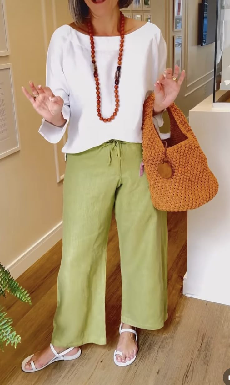 Haut blanc à manches longues et col rond + pantalon vert ample et décontracté