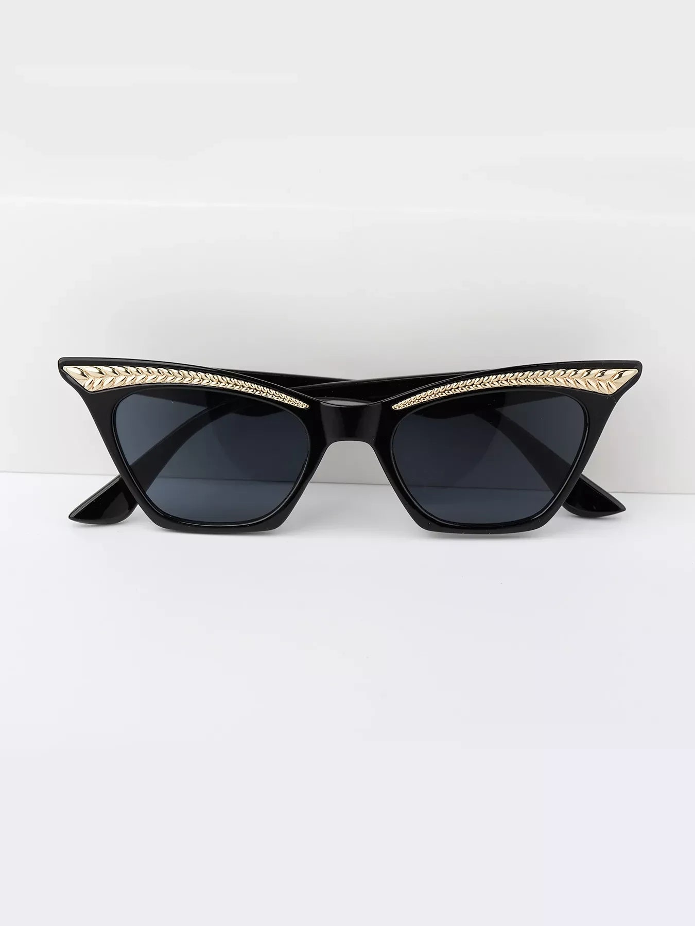 Chic Cat-Eye Sunglasses with Embellished Temple