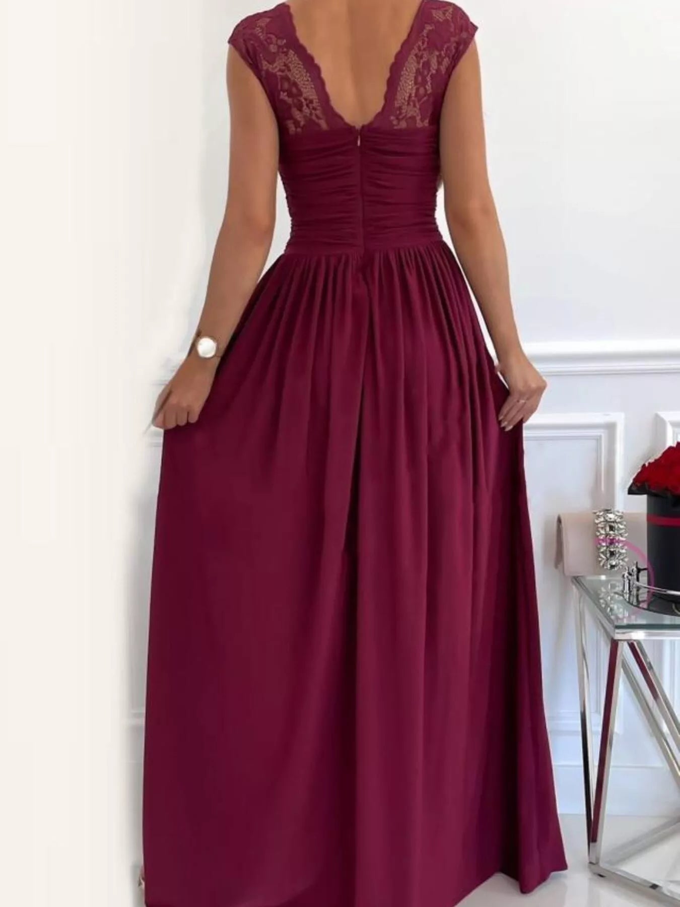 Maxikleid mit hohem Schlitz und Spitzendetail