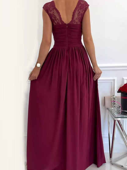 Maxikleid mit hohem Schlitz und Spitzendetail