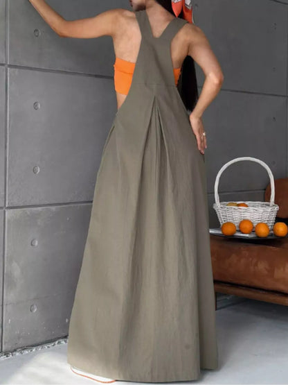 Plissiertes Latzkleid mit Taschen