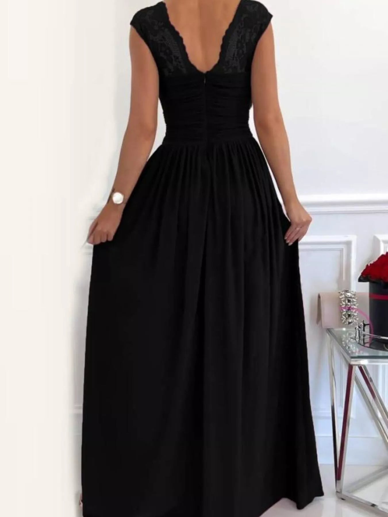 Maxikleid mit hohem Schlitz und Spitzendetail
