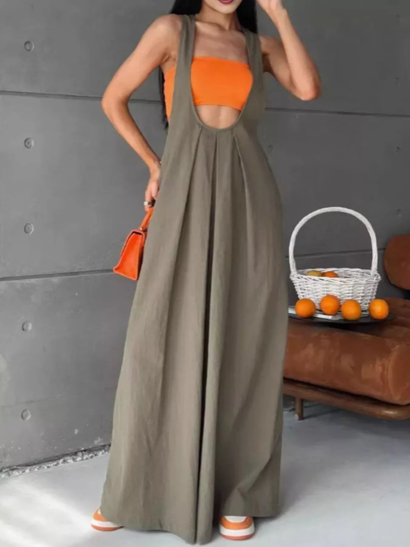 Plissiertes Latzkleid mit Taschen